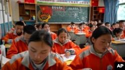 资料照片：中国西藏拉萨那曲第二高中的学生们正在上汉语课。(2021年6月1日)