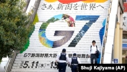 2023年5月10日，日本新泻，描绘七国集团财长和央行行长会议标志的车站楼梯。