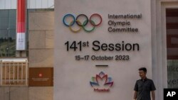 2023年10月12日，在印度孟买举行的第141届国际奥委会(IOC)会议之前，一名保安站在场馆入口处。（美联社照片）