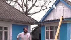 “Я зроблю все, що я вмію, щоб вам жилося краще”, – архітектор зі США відновлює житло в Україні. Відео