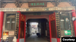 河南省洛陽東關清真寺門口貼有不准未成年人進入的標誌。 2024年03月24日（志願者提供）