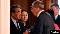 中国外交事务主管王毅与俄罗斯外长拉夫罗夫在莫斯科会谈前交谈。（2023年2月22日）