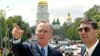 Архівне фото: Колишній президент США Джордж Буш (ліворуч) з Джоном Гербстом, тогочасним послом США в Україні, під час прогулянки центром Києва в травні 2004 року. REUTERS/Pool 