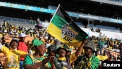 Wafuasi wa ANC wakishangilia kwenye mkutano wa mwisho wa kampeni mjini Johannesburg. May 25, 2024.