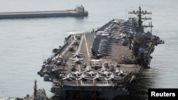 资料照片：美国海军尼米兹号航母（USS Nimitz）2023年3月28日抵达韩国东南部城市釜山。（路透社转发）