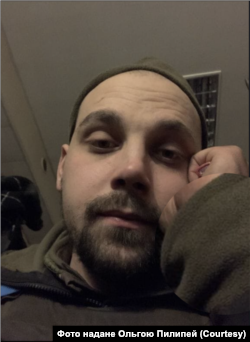 Юліан Пилипей незадовго до взяття в полон у період нестачі зброї та провізії на металургійному комбінаті імені Ілліча