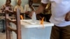 Um eleitor em Nampula descarrega o seu voto na urna. Eleições autárquicas em Moçambique, 11 de outubro 2023