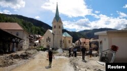 Oštećene zgrade u mestu Crna na Koroskem (FOTO: Reuters/Borut Zivulovic)