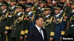 资料照片: 2023年9月30日中国国家主席习近平人民英雄纪念碑献花，纪念烈士纪念日，身后是中国人民解放军官兵