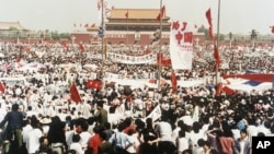 资料照：成千上万的中国民众聚集在北京天安门广场参加民主运动。(1989年5月17日)