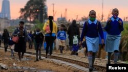Wasichana wakienda shule huko Kibera