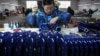 2023年2月23日一名工人在河北省武强县的一家制造厂组装西洋乐器