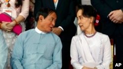 资料照 - 2019年10月28日，在缅甸内比都的缅甸国际会议中心举行的全国停火协议四周年记念会上，后来被罢免的缅甸总统温敏（左）与昂山素季交谈。