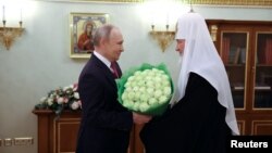 Президент Росії Владімір Путін вітає патріарха РПЦ Кирила з 15-ю річницею інтронізації, Кремль, 1 лютого 2024 року. Reuters/Sputnik/Олександр Казаков