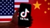 資料照：美中國旗與有著TikTok標識手機的圖示