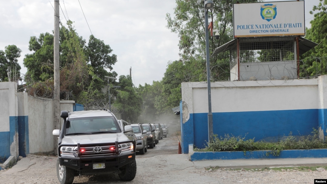 Yon konvwa machin kap transpote delegasyon Kenya a kite katye jeneral Polis Nasyonal Ayiti, apre yon rankont ak chef PNH la, Frantz Elbe nan Potoprens, 21 Out, 2023. 