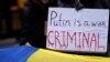 На міжнародному рівні Путіна вже визнано обвинуваченим воєнним злочинцем відповідно до ордеру на арешт МКС за звинуваченнями, що Путін особисто причетний до депортації тисяч дітей з України. Фото: AP, архівне фото із протесту у Белграді, Сербія, фото за 26 лютого 2022 року 