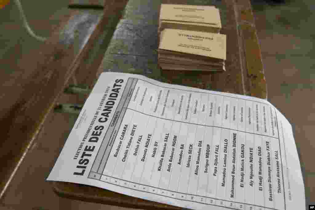 Lista de candidatos presidenciais em uma mesa de voto, durante as eleições presidenciais em Dakar, Senegal, 24 de março de 2024.