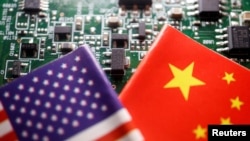 美中国旗与半导体芯片图示