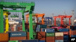 资料照片：2023年1月16日，中国天津港的集装箱和吊车。（美联社照片）