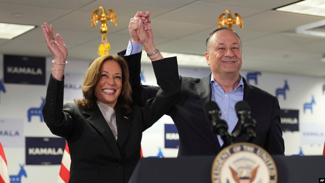 Vis Prezidan Kamala Harris (a goch) ak mari li, Doug Emhoff, anvan diskou li pou anplwaye kanpay li nan Wilmington, Delaware, 22 Jiye, 2024. 