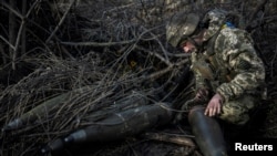 Артилерійські снаряди увійдуть до нового пакету допомоги від Фінляндії Україні. Архівне фото від грудня 2023 року - український військовий готує снаряд 155-мм калібру в Донецькій області, Україна. REUTERS/Viacheslav Ratynskyi
