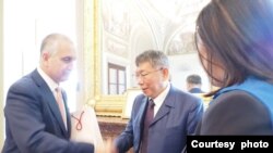 台湾民众党主席柯文哲拜会国会台湾连线共和党共同主席马里奥·迪亚兹-巴拉特。(2023年4月19日，柯文哲办公室提供）
