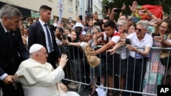 Papa Francis asalimu umati wa watu alipowasili Ureno katika mkutano wa vijana katoloki duniani