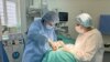 Хірургиня-проктологиня Анастасія Пристая, співзасновниця проєкту SurgFem, проводить операцію. Фото: Anastasiia Prystaia