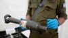 Ізраїльський військовий показує зброю та військову техніку, які, за їхніми словами, використовували бойовики ХАМАСу із Сектору Гази під час атаки 7 жовтня на військову базу Цріфін у центральному Ізраїлі 20 листопада 2023 року. (Ammar Awad/Reuters)