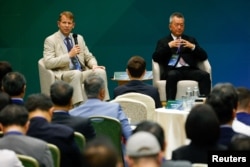 美国菲力尔公司（Teledyne FLIR）主管罗伯特·莫斯与台湾汉翔董事长胡开宏在台北举行的美台国防产业合作论坛上。（2023年5月3日）