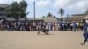 Eleitores fazem a fila para votar nas Eleições Autárquicas em Moçambique.