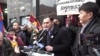 美国众院与中共战略竞争特设委员会主席麦克·加拉格尔（Rep. Mike Gallagher, R-WI）和两位分属民主共和两党的该委员会成员，与多个华人、藏人、维吾尔人民主和人权团体一起，在纽约中国城举行抗议中共境外执法的集会。