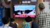 韩国首尔火车站的一个电视屏幕所显示的新闻节目播放朝鲜发射火箭的画面。(2023年6月1日)