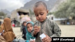 به گفته ملل متحد توزیع بسته‌های مغذی قوی و صبحانه به دانش‌آموزان مکاتب کمک می‌کند تا آنان به صنوف خود حاضر شده و به درس شان ادامه دهند.