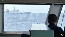中国海警船在菲律宾近海的第二托马斯海滩（仁爱礁）海域阻拦菲律宾海岸警卫队巡逻船。（2023年10月4日）
