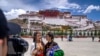 ཆབ་སྲིད་ཀྱི་དྲིལ་བསྒྲགས་ཆེད་ཕྱི་རྒྱལ་དུ་ཡོད་པའི་བོད་པ་བོད་དུ་ལྟ་སྐོར་དུ་བསླུ་ཁྲིད་བྱེད་ཀྱི་ཡོད་པ། 