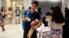 资料照片：国际学生们在德克萨斯州理查森市德克萨斯大学达拉斯分校参加新生迎新活动。（美联社2015年8月22日）