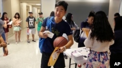 资料照片：国际学生们在德克萨斯州理查森市德克萨斯大学达拉斯分校参加新生迎新活动。（2015年8月22日）