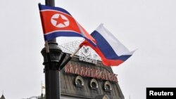 2019年4月25日，北韓最高領導人金正恩訪問俄羅斯符拉迪沃斯托克，俄羅斯和北韓的國旗在火車站附近的街道上飄揚以上。（路透社）