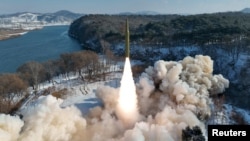 資料照片: 2024年1月14日北韓測試固體燃料和高超音速彈道飛彈
