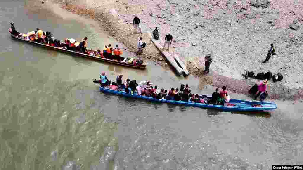 2024年2月24日,穿越巴拿马雨林而后乘船从原住民村落巴霍奇基托(Bajo Chiquito)到达拉哈斯布兰卡斯(Lajas Blancas)移民接收点的移民。船上有不少中国走线移民。船费为每人25美元。