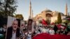 Waandamanaji wanaowaunga mkono Wapalestina wakilaani mauaji ya kiongozi wa Hamas Ismail Haniyeh, huko katika viwanja vya Hagia Sophia Square, Istanbul, Aug. 3, 2024.