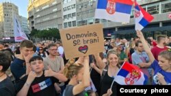 Učesnici protesnog skupa protiv otvaranja rudnika litijuma "Nećeš kopati", u organizaciji Saveza ekoloških organizacija Srbije, drže transparente, na Terazijama, u Beogradu, 10. avgusta 2024. (Foto: FoNet)