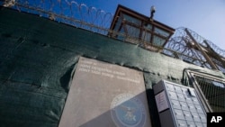 На цьому архівному фото, переглянутому військовими США, видно диспетчерську вежу слідчого ізолятора табору VI 17 квітня 2019 року на військово-морській базі Гуантанамо, Куба.