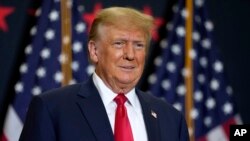 Виборці посилаються на 14-ту поправку до Конституції США, яка забороняє обіймати посаду президента будь-кому, хто брав участь у повстанні або заколоті проти країни або ж надавав допомогу її ворогам. Фото: AP
