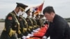 资料照片：2022年9月16日，中国驻韩国大使邢海明在仁川国际机场举行的交接仪式上用中国国旗盖住装有中国士兵遗骸的棺木。（路透社照片）
