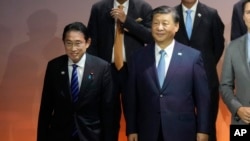 资料照片: 2023年11月16日日本首相岸田文雄(左)在旧金山举行亚太经合组织峰会上与中国国家主席习近平会晤