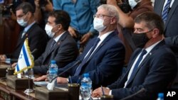 Waziri wa Mambo ya Nje wa Israeli Gabi Ashkenazi, kulia, akikutana na mwenzake wa Misri Sameh Shoukry (hayuko katika picha), wakati wa mazungumzo ya ngazi ya juu kutafuta suluhu kati ya Israel na kikundi cha wanamgambo wa Hamas katika Kasri ya Tahrir Cairo, Misri,…