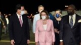 2022年8月2日晚，台湾外交部长吴钊燮（左）在松山机场迎接到访的美国国会众议院议长佩洛西（中）。